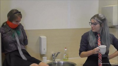 Afhængig / bundet og kneblet / damsel in distress